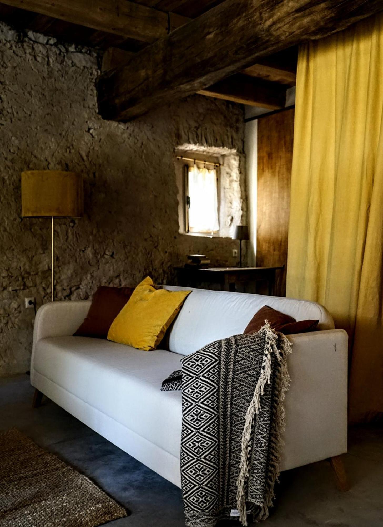 Can Tat, Loft In A Old Coach House Sant Jordi Desvalls Dış mekan fotoğraf